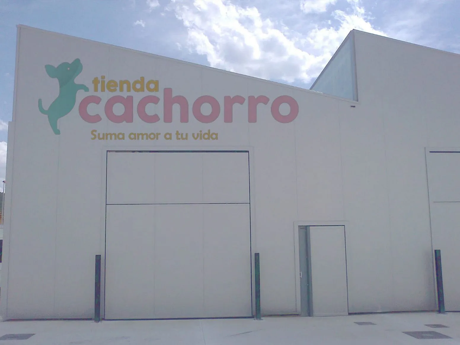 Tienda Cachorro entrada a nave con rotulo de empresa