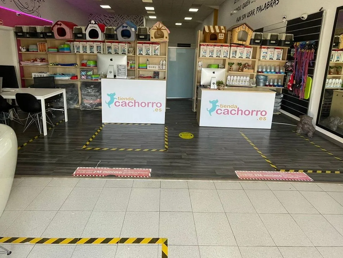 Tienda Cachorro entrada a local con su mostrador y expositor de productos