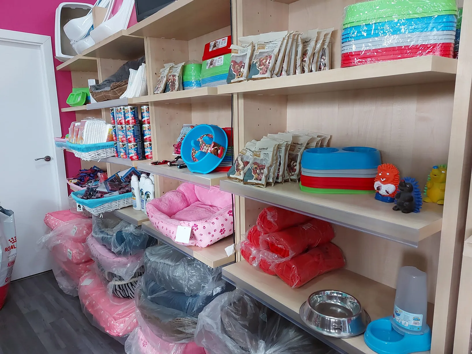 Tienda Cachorro estanteria con productos
